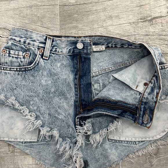 Levi’s Women’s 550 High Rise Cutoffs Shorts Size: 10 Color: Blue Acid Wash - Picture 3 of 9